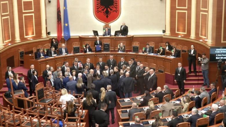 Kaosi në seancë/ PS kërkon “ndëshkim” për 20 deputetë të Partisë Demokratike