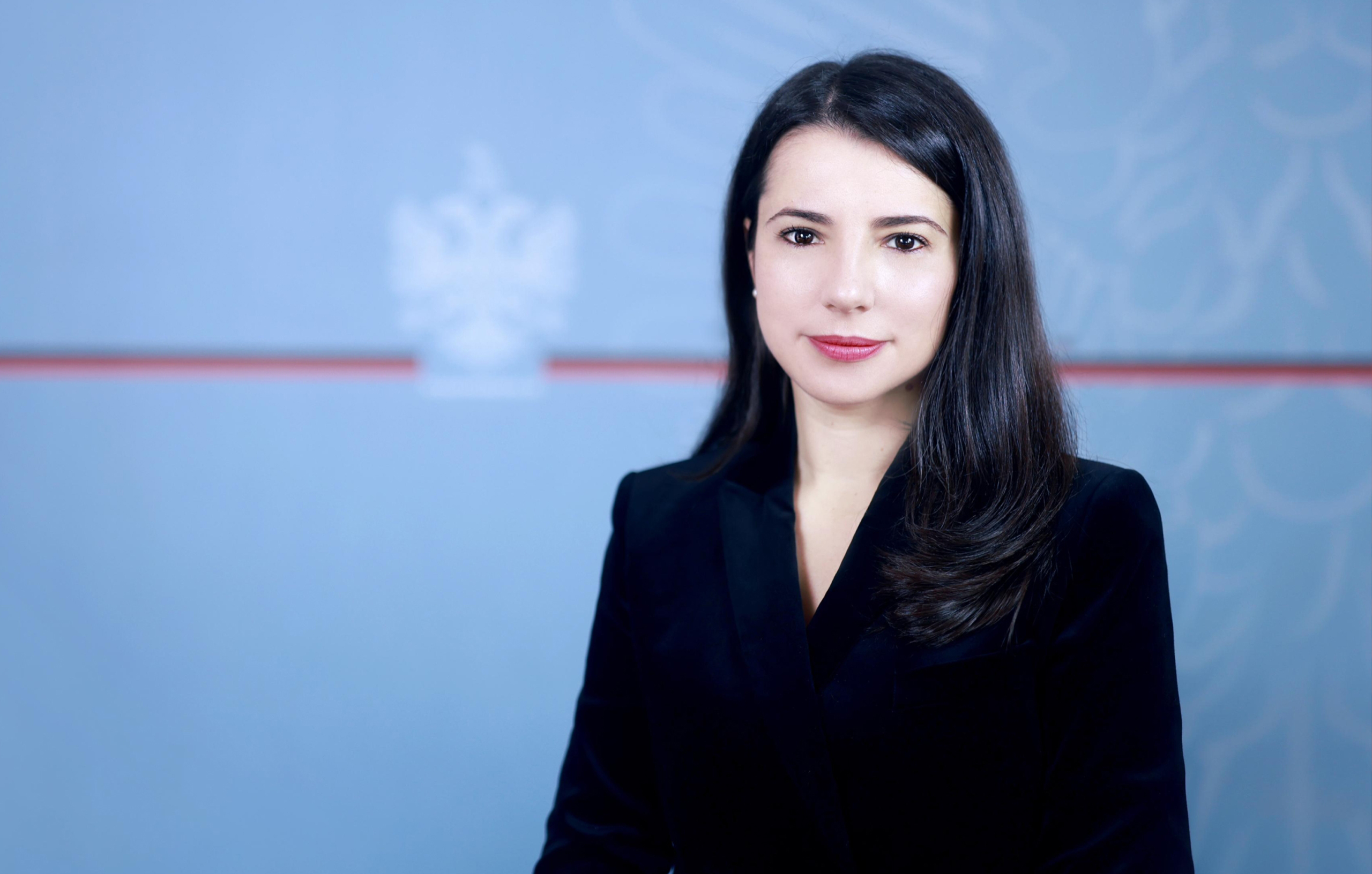 Foto nga burimi: Kuvendi miraton emërimin e Adea Pirdenit ministre të Administratës Publike