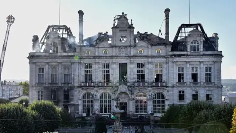 Foto nga burimi: Rrënojat e bashkisë së Limogesit, simbol i Francës së përçarë nga protestat kombëtare