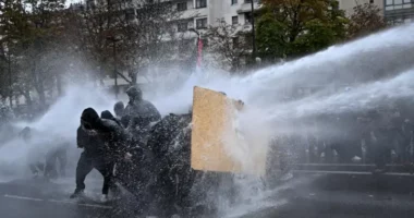 Antifa i shpall luftë Europës/ Protestat në Francë, përplasje me policinë