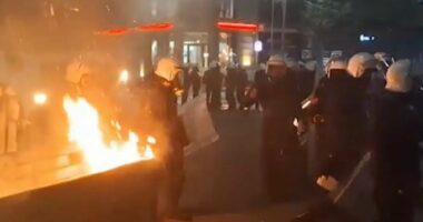 Protestë e shkatërrime në Tiranë/ Dhjetëra vetë përleshen me policinë. Disa të lënduar