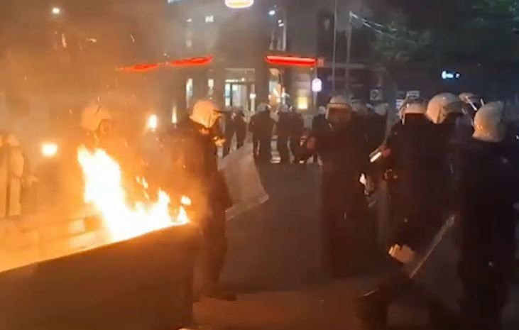 Protestë e shkatërrime në Tiranë/ Dhjetëra vetë përleshen me policinë. Disa të lënduar