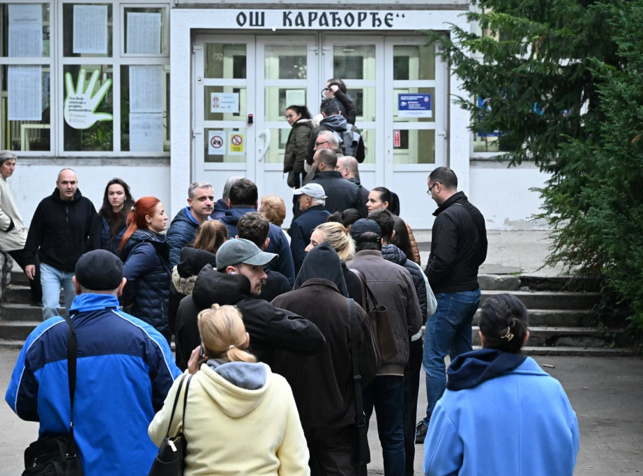 Serbi, nisin zgjedhjet e parakohshme parlamentare/ Qendrat e votimit të hapura deri në orën 20:00