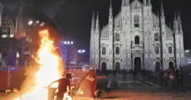 Protesta në Milano/ Zjarr dhe përplasje të dhunshme në Piazza Duomo midis policisë dhe të rinjve