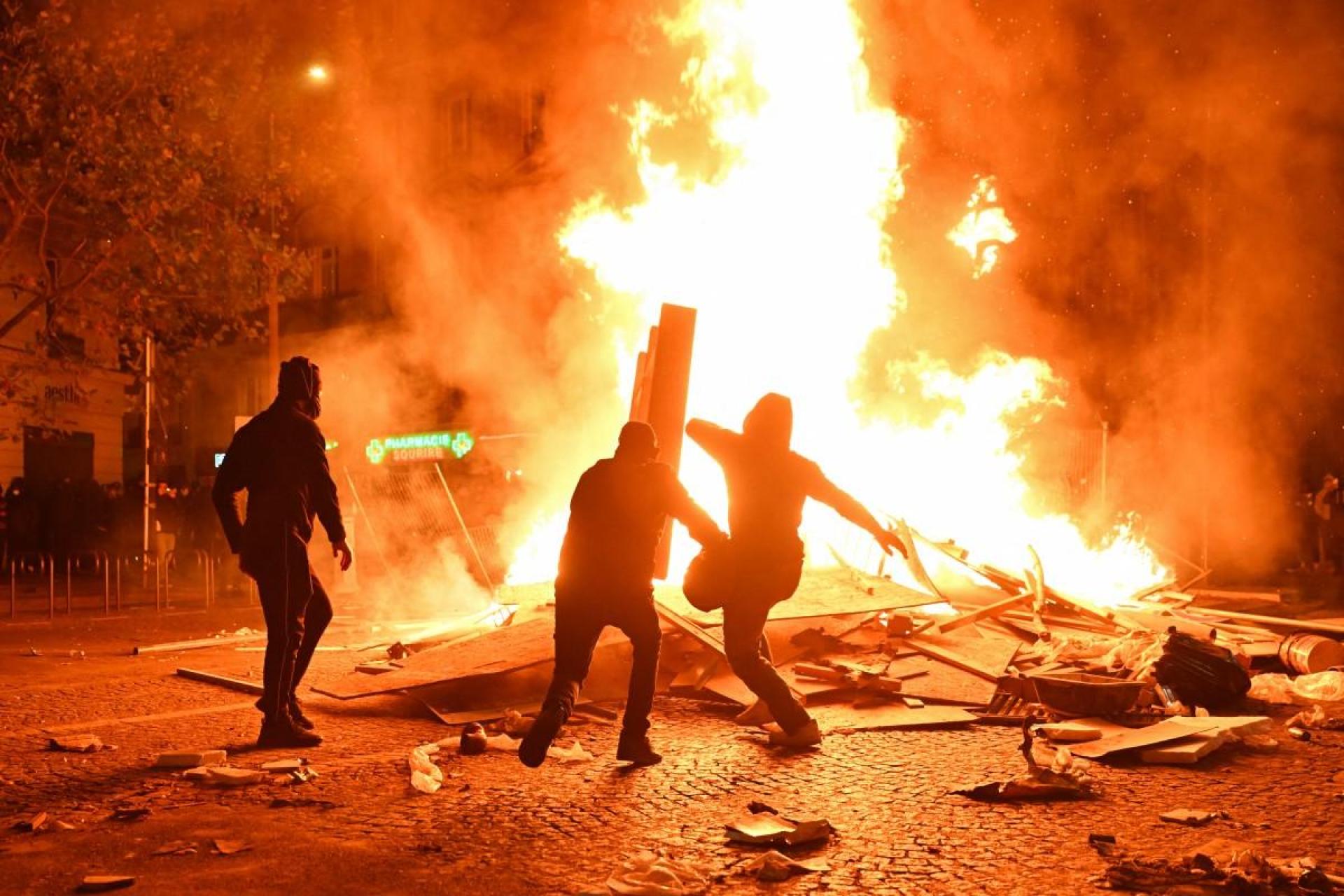 Ekstremi i majtë  Të djegim Londrën  Të gjelbrit kërkojnë të përsërisin Parisin