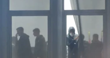 Fytyra e vërtetë e protestës/ ‘Studentët’ që dogjën selinë e PS, fshihen te selia e PD