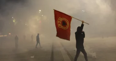 Përshkallëzohet situata në Prishtinë, të lënduar policë dhe protestues/ Tentohet shpërndarja e protestuesve dhe lirimi i daljeve të Kuvendit