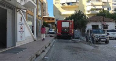 Zjarr në një kabinë elektrike në një pallat në Fier, banorët mbeten pa energji