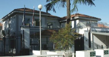 Ambasada Britanike dënon protestën e dhunshme: E drejta për protestë nuk justifikon dhunën, të ulen tensionet