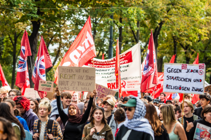 Mijëra studentë në Vjenë protestojnë për më shumë financime për universitetet