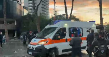 Pamjet e rënda/ Protesta e dhunshme, ndërhyn autoambulanca merr me urgjencë një person