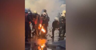 Molotovi djeg policin/ Kolegët e shuajnë zjarrin në trupin e tij