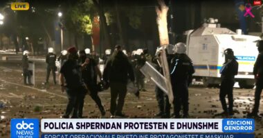 Policia shpërndan protestën e dhunshme/ Forcat Operacionale piketojnë protagonistët e maskuar