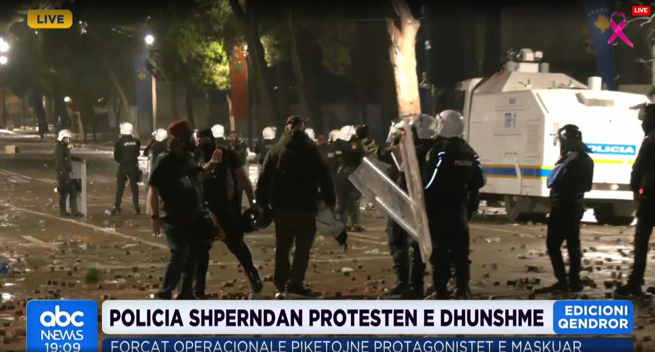 Policia shpërndan protestën e dhunshme/ Forcat Operacionale piketojnë protagonistët e maskuar