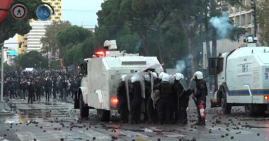 Shfaqet grupi i zjarrit me molotov/ Policia i largon përtej Bulevardit, por maskat mbeten agresive