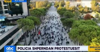 Policia shpërndan protestuesit/ I largon nga bulevardi, ujë e gaz lotsjellës pas molotovëve