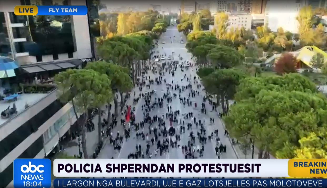 Policia shpërndan protestuesit/ I largon nga bulevardi, ujë e gaz lotsjellës pas molotovëve