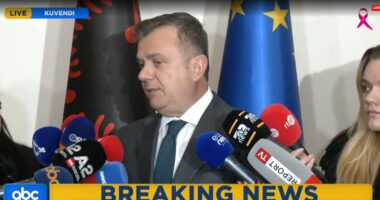 “Dorëheqje të Ramës nuk ka”/ Balla: Duam dialog me studentët! Berisha dhunoi pllakatat e 4 dëshmorëve të “21 janarit”