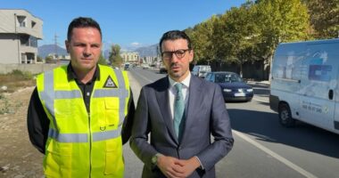 Investimet në aksin Kombinat-Ndroq-Plepa/ Ministri Karakaçi inspekton ecurinë e punimeve