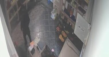 Dy persona vjedhin xhiron ditore të dyqanit të fruta-perimeve në Vlorë