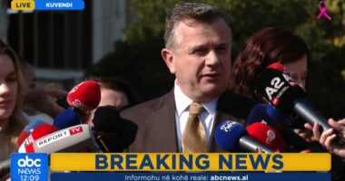 “Miratojmë ligjet, opozita u fryn bilbilave”/ Balla: Buxheti i parë mbi 10 miliardë euro, 150 milionë euro u kthehen familjeve shqiptare