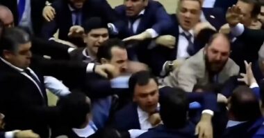 VIDEO/ Kaos dhe grushte në Parlamentin e Armenisë, thirret autoambulanca