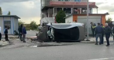 Makina del nga rruga dhe përmbyset në Lezhë, plagoset një i ri
