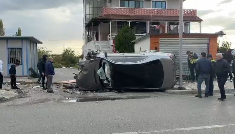 Makina del nga rruga dhe përmbyset në Lezhë, plagoset një i ri