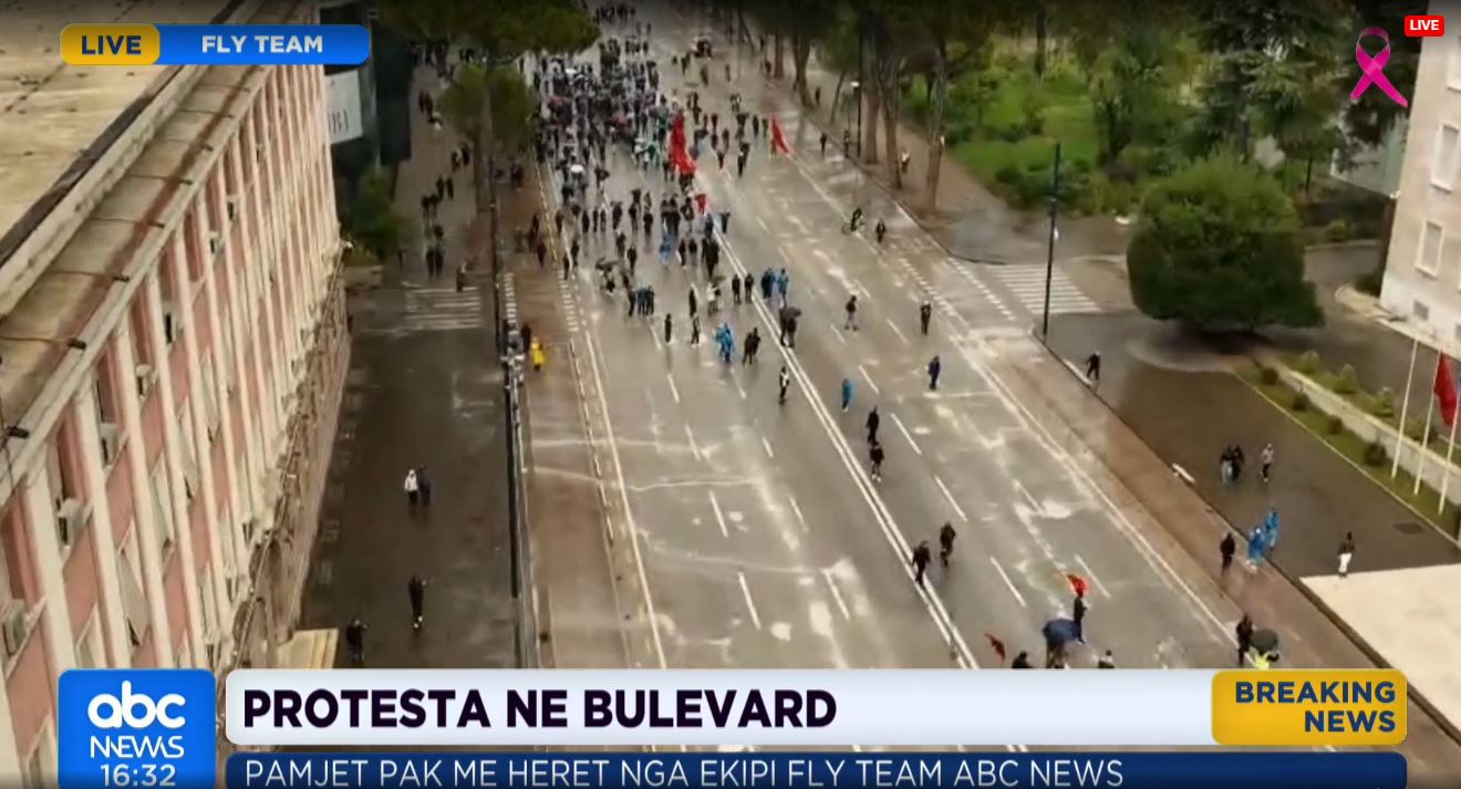 Protesta në Bulevard  Pamjet pak më herët nga ekipi i Fly Team ABC News