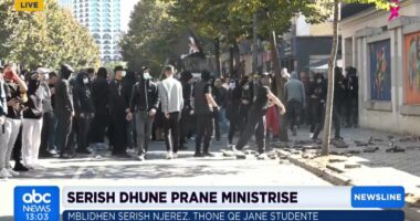 Sërish dhunë pranë ministrisë/ Mblidhen sërish njerëz. Thonë që janë studentë