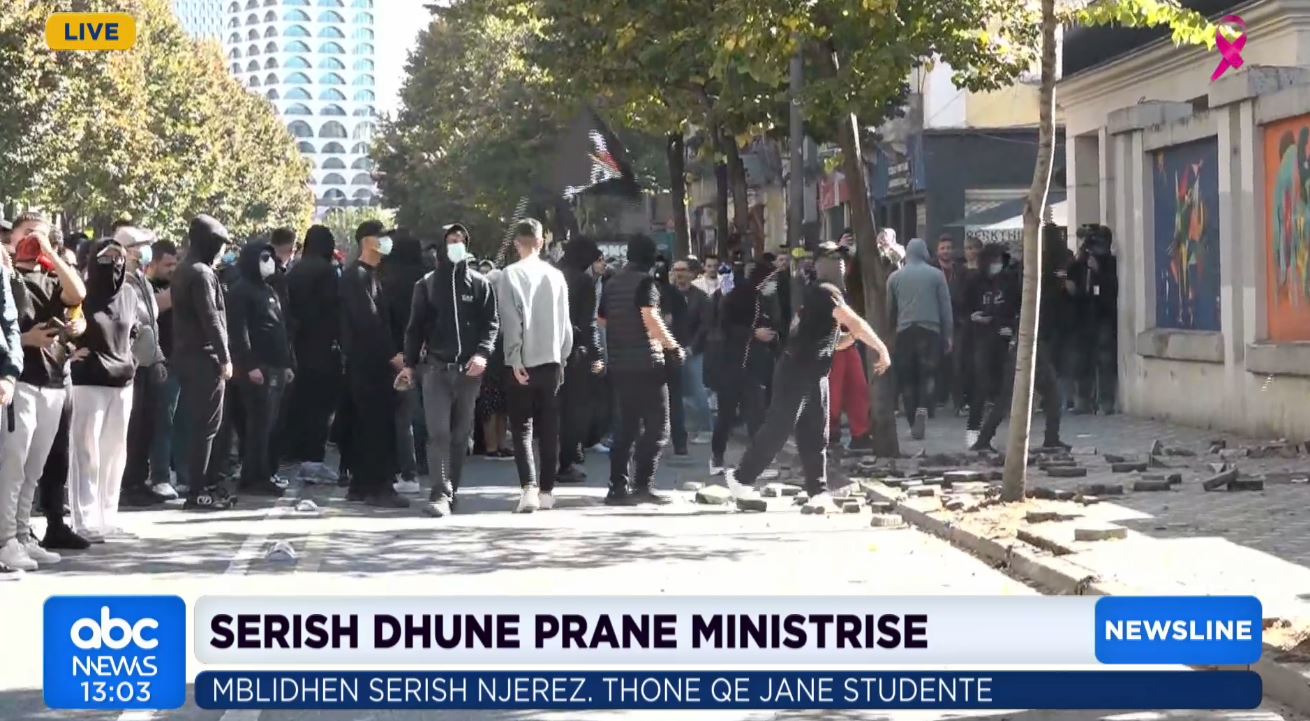 Sërish dhunë pranë ministrisë/ Mblidhen sërish njerëz. Thonë që janë studentë