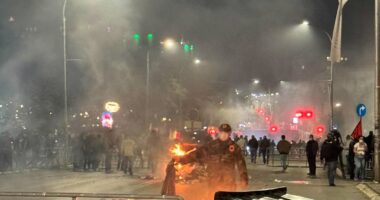 Përshkallëzohet protesta para Kuvendit të Kosovës, përplasje me policinë