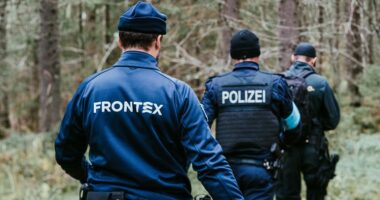 Frontex do ndihmojë në deportime/ Agjencia e BE merr kompetenca për të kthyer emigrantet në vendet e origjinës