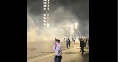 VIDEO/ Tym dhe flakë para Kuvendit të Kosovës, protestuesit: Nuk do të tërhiqemi, këtu na keni!
