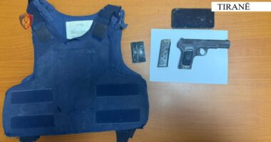 Tiranë, arrestohet 41-vjeçari, ishte në “arrest shtëpie”. Iu gjetën pistoletë, municion dhe jelek antiplumb