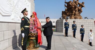 Kim Jong Un viziton papritur qytetin kufitar kinez
