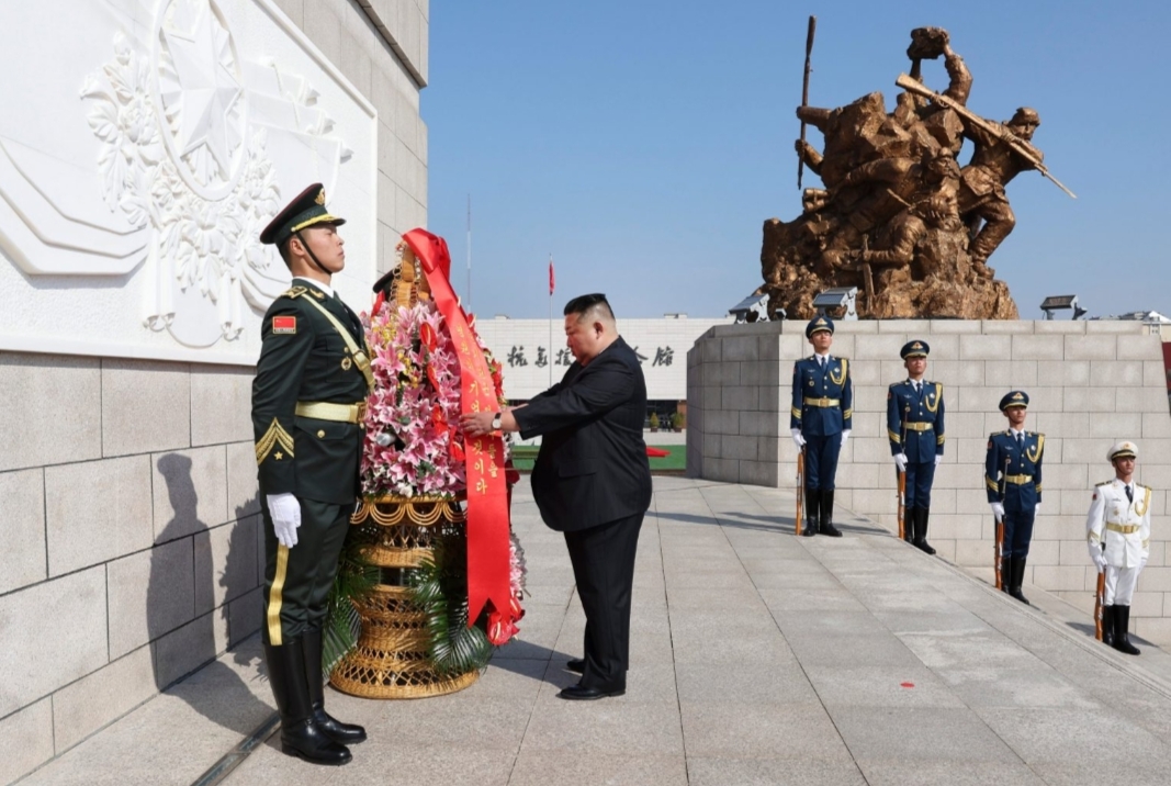 kim-jong-un-viziton-papritur-qytetin-kufitar-kinez