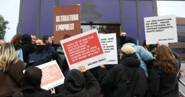 Kosovë/ Me mesazhet e Arlindës në pankarta, protestuesit kërkojnë përgjegjësi për vrasjen e saj