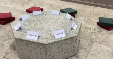 Rama improvizon ‘sofrën’ e dialogut para Kryeministrisë, përsërit ftesën për protestuesit
