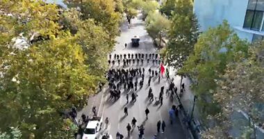 Qetësi jashtë Kuvendit/ Prani e policisë dhe medias