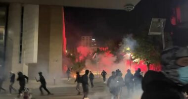 Dhunuesit sulmojnë selinë e PS/ Policia aksione në rrugët e Tiranës