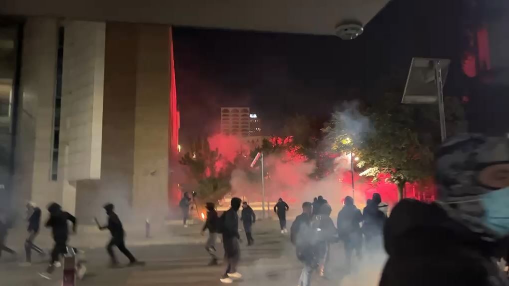 Dhunuesit sulmojnë selinë e PS  Policia aksione në rrugët e Tiranës