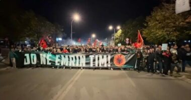 “Jo në emrin tim” në ditën e 18/ Mijëra qytetarë në Prishtinë kundër vendimit të Hagës për ish-krerët e UÇK