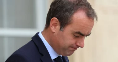 Franca përballet me krizën e borxhit, qeveria prezanton buxhetin për 2027