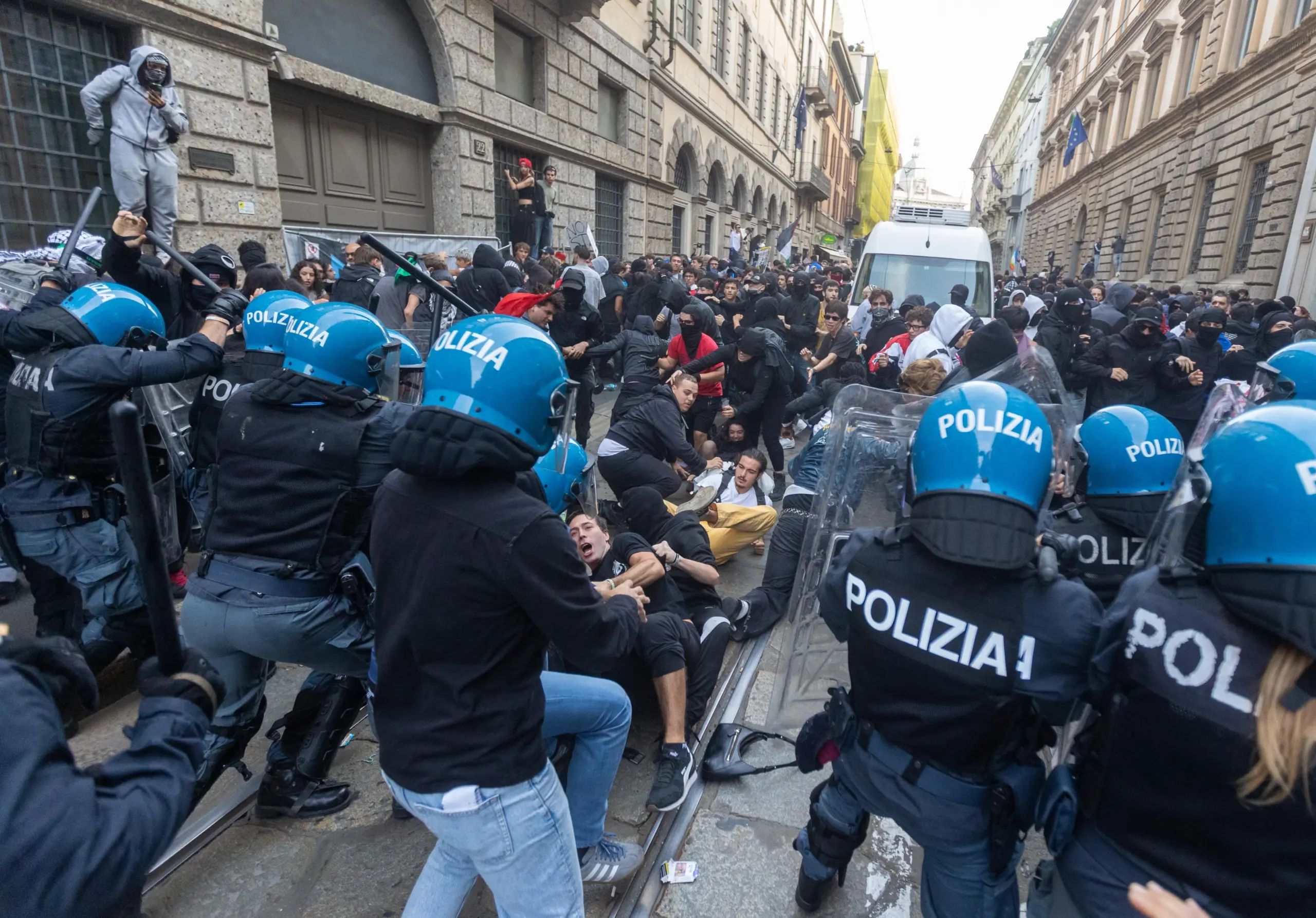 Trazirat në Itali  hetim rrjeteve sociale  Mobilizim për tubime dhe thirrje për dhunë në protesta