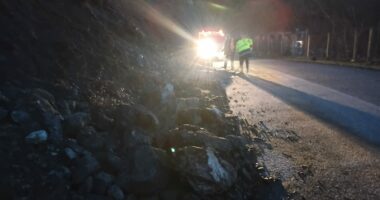 Moti i keq/ Rënie gurësh në aksin Skuraj-Ulëz, probleme për qarkullimin e automjeteve