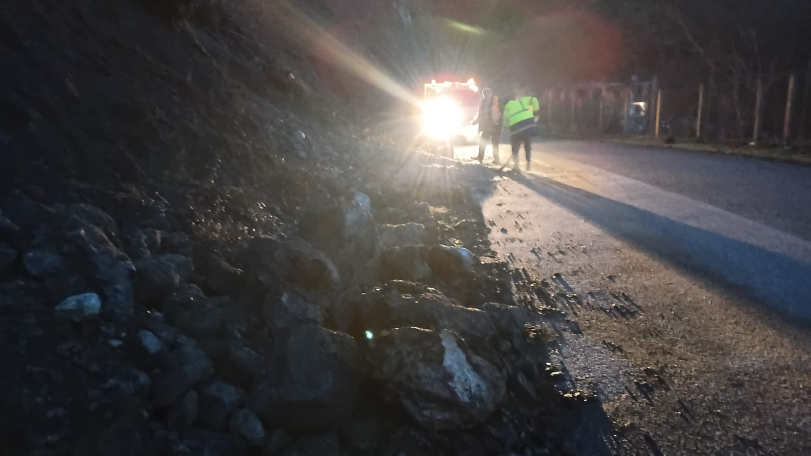 Moti i keq  Rënie gurësh në aksin Skuraj Ulëz  probleme për qarkullimin e automjeteve