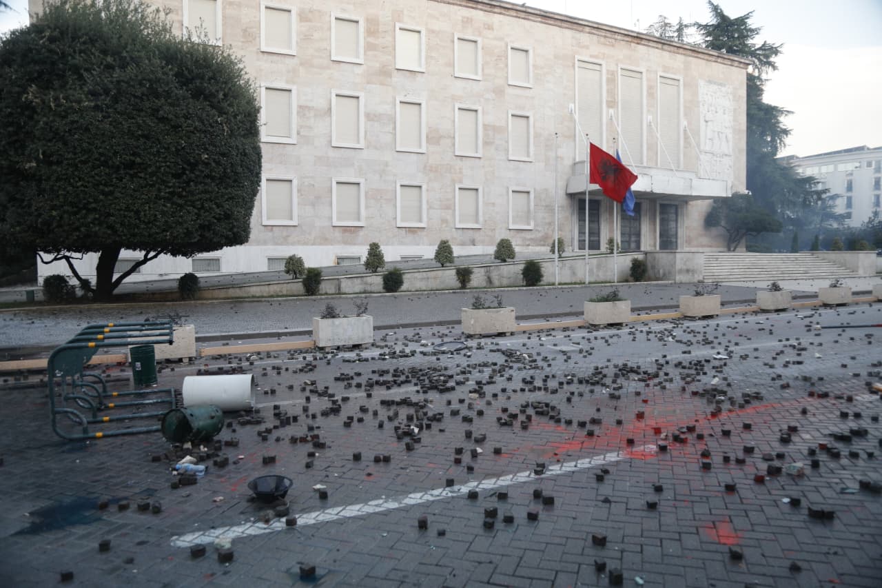 Protestë  dhunë dhe Tiranë kaotike  Koçiu  Të miturit larg protestës  jeta vlen më shumë se beteja politike