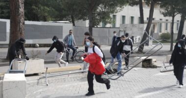 Organizatorët nxjerrin minorenët në protestë/ Grupi i zjarri rri në “shtëpi”