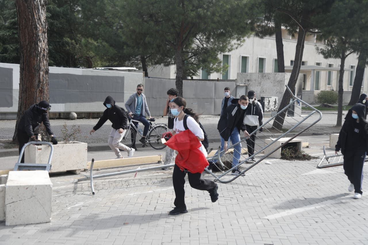 Organizatorët nxjerrin minorenët në protestë/ Grupi i zjarri rri në “shtëpi”